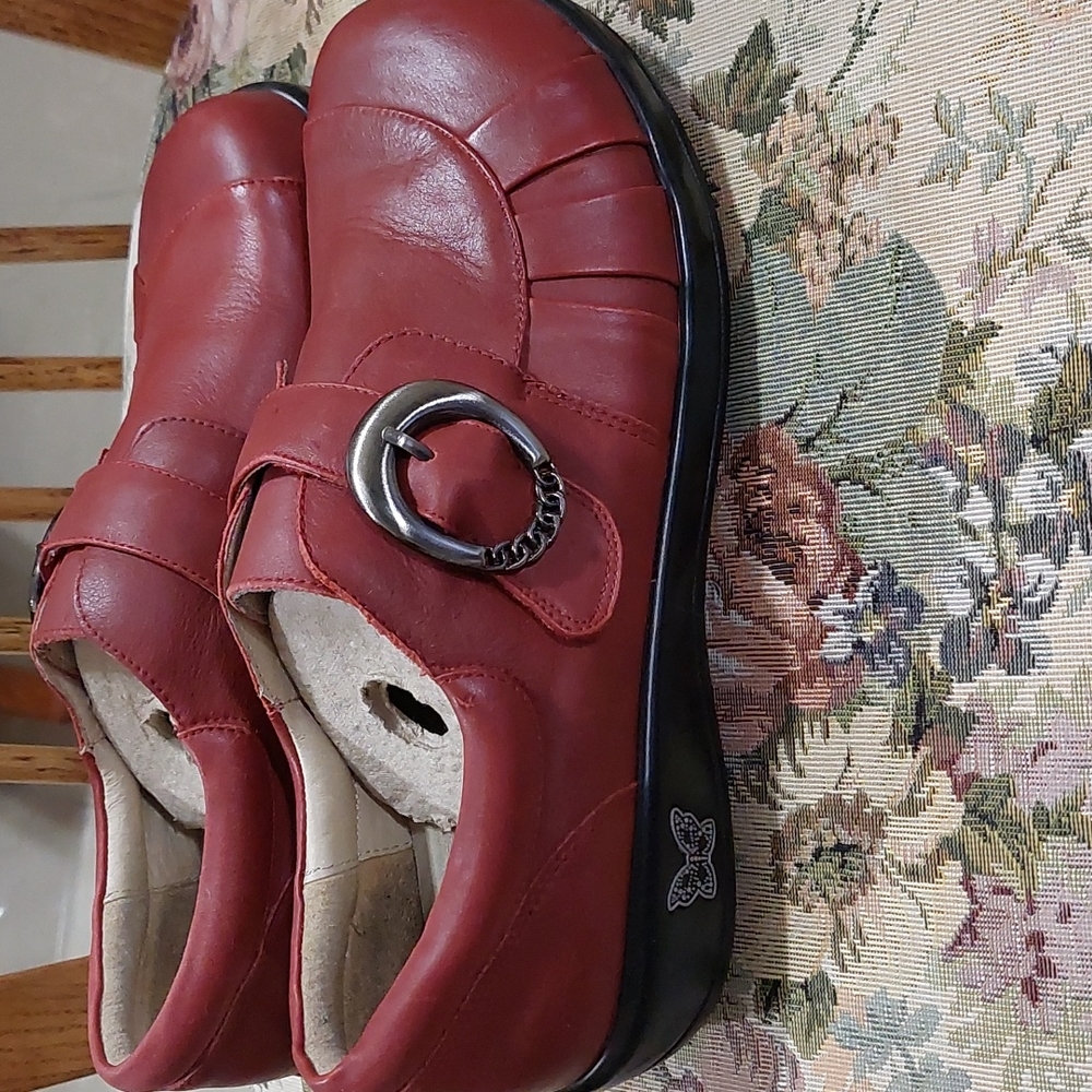 NEW Alegria nursing shoes. Slip resistant. Leather shoes. Pretty burgundy color.